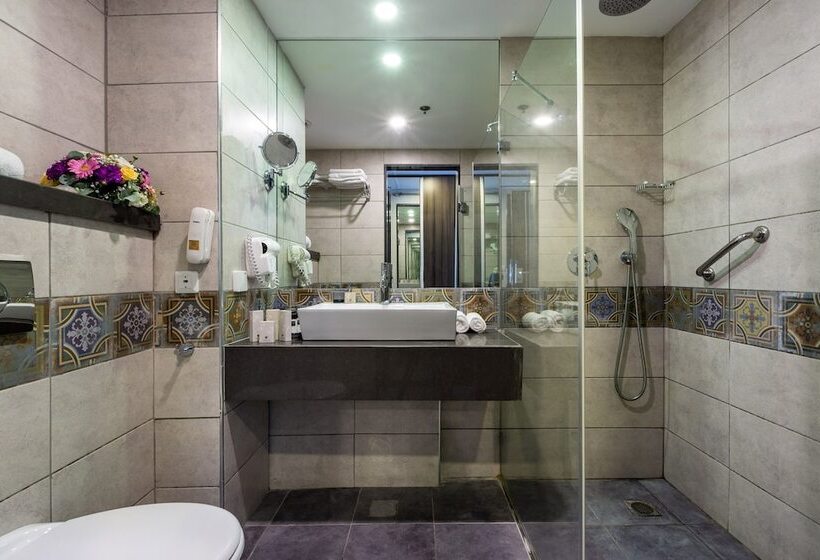 Quarto Deluxe Vista Cidade, Ramada Olivie Nazareth