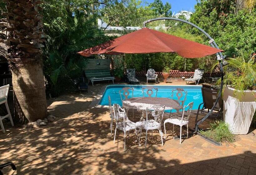 اتاق استاندارد با چشم‌انداز استخر, The Little Hideaway Guesthouse