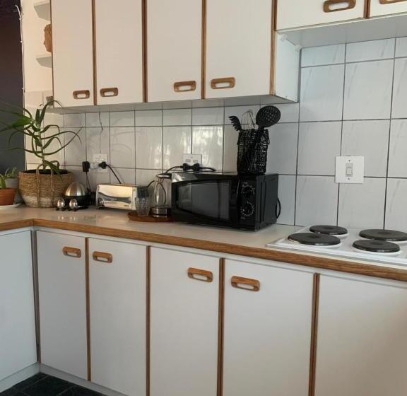 اتاق استاندارد با چشم‌انداز استخر, The Little Hideaway Guesthouse