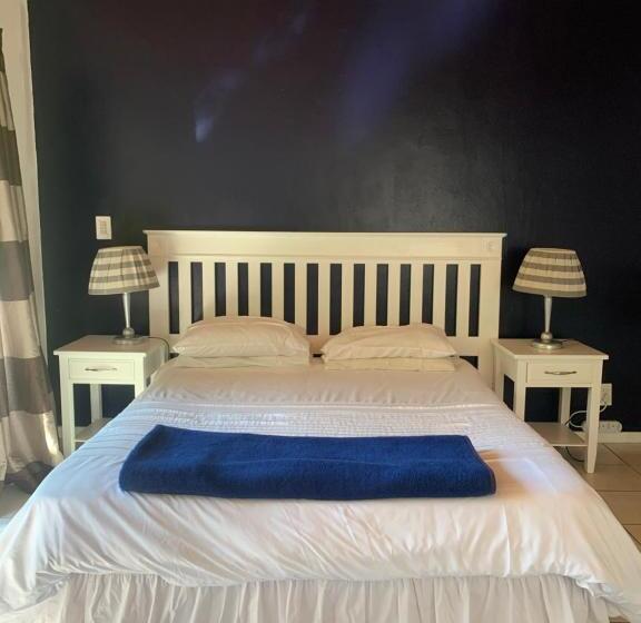 اتاق استاندارد با چشم‌انداز استخر, The Little Hideaway Guesthouse