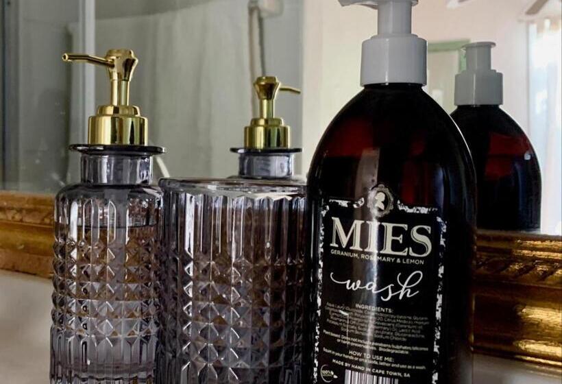 اتاق راحتی, The Little Hideaway Guesthouse