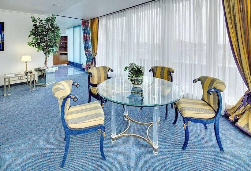 豪华套房, La Strada