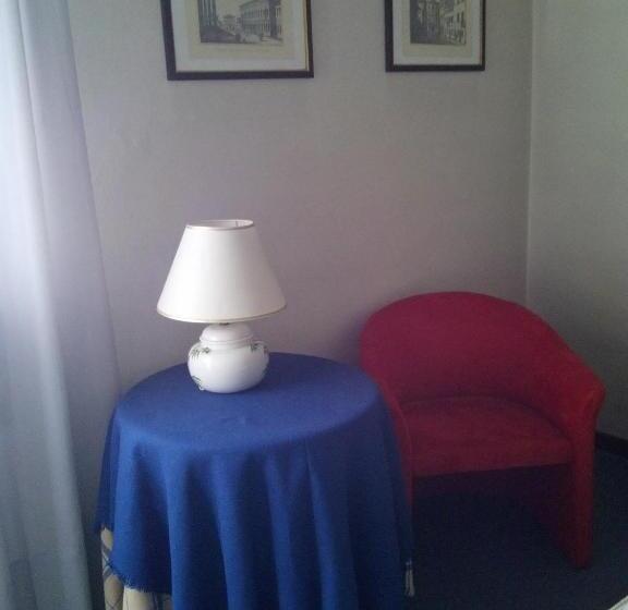 חדר סטנדרט לשלושה, Leon D'oro