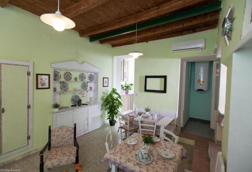 غرفة قياسية مزوَّدة بشُرفة, Sassari In