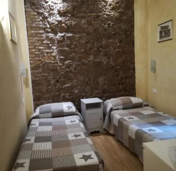 اتاق اکونومی, B&b In Piazza