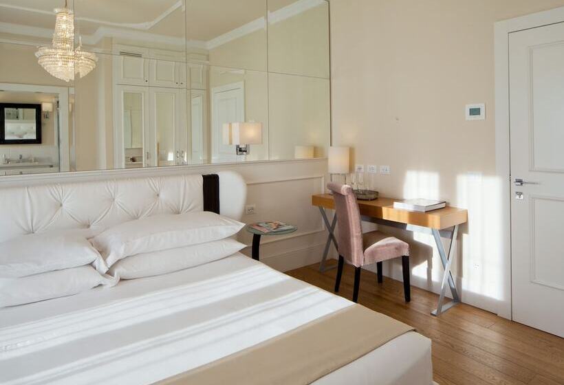 اتاق لوکس با چشم‌انداز شهر, Suite Milano Duomo