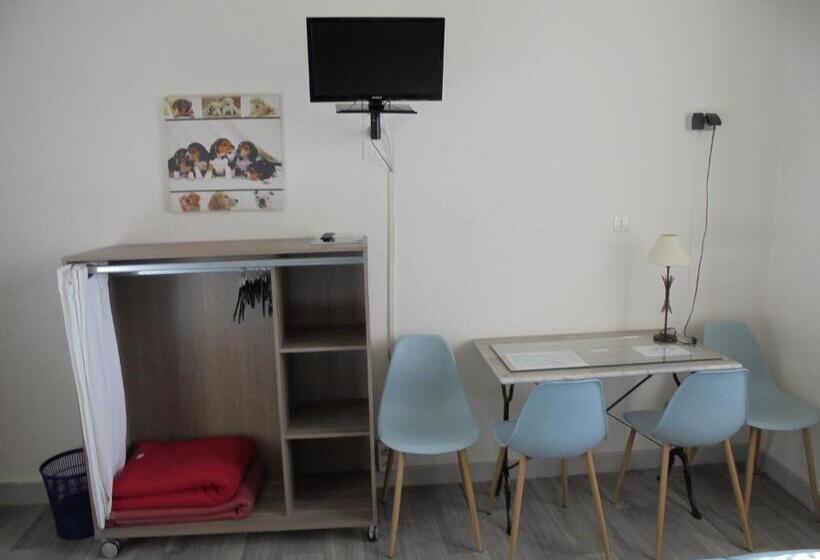 חדר סטנדרט לארבעה, De La Gare