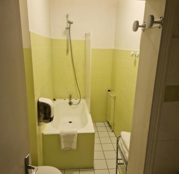 Семейный Номер, Hôtel Du Commerce