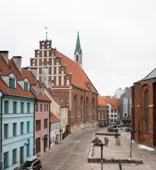 سوئیت با بالکن, Redstone Apartments