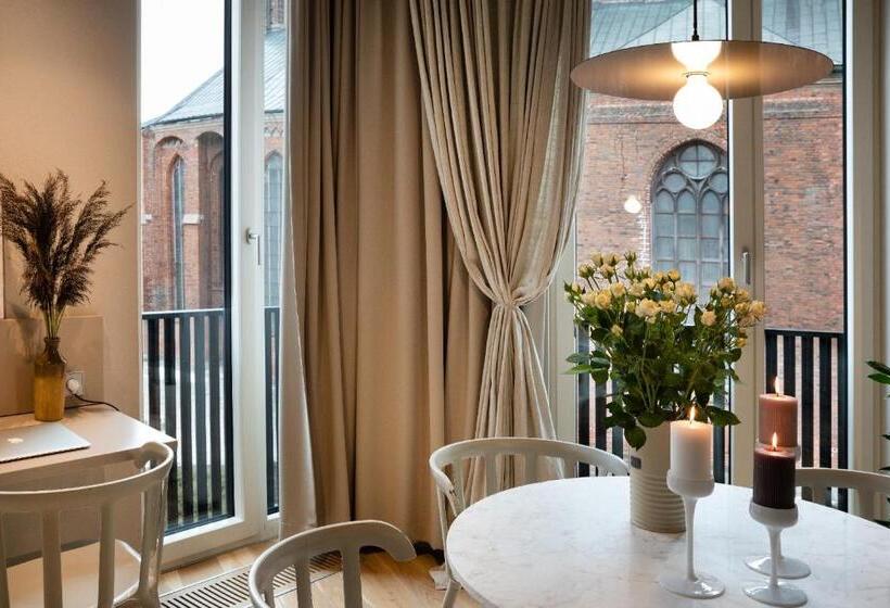 سوئیت با بالکن, Redstone Apartments