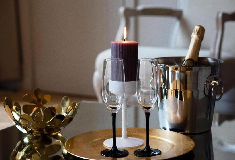 سوئیت با بالکن, Redstone Apartments