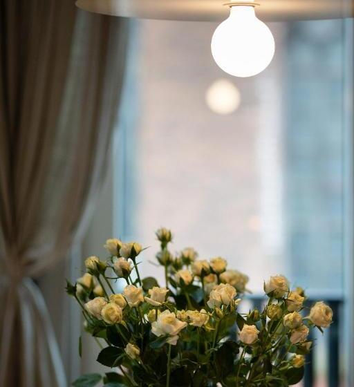 سوئیت با بالکن, Redstone Apartments