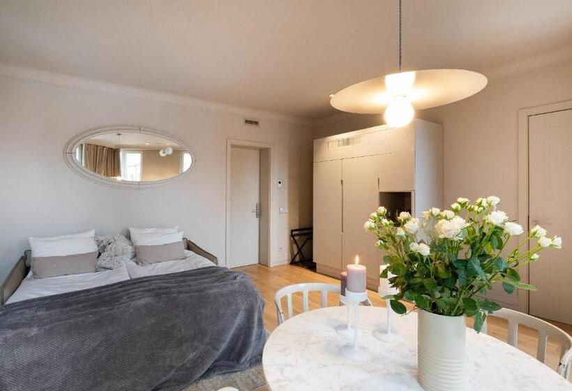 سوئیت با بالکن, Redstone Apartments