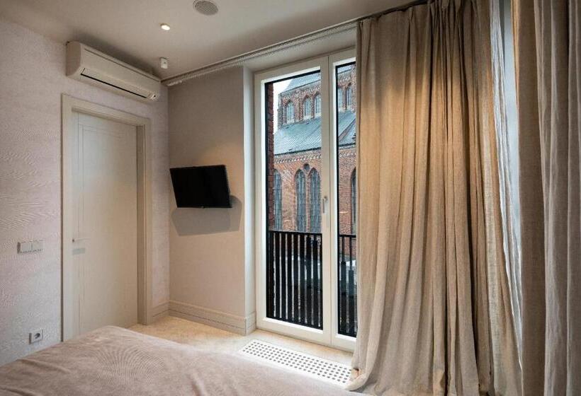 سوئیت با بالکن, Redstone Apartments