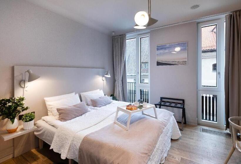 استودیوی لوکس, Redstone Apartments