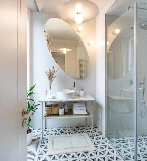 استودیوی لوکس, Redstone Apartments