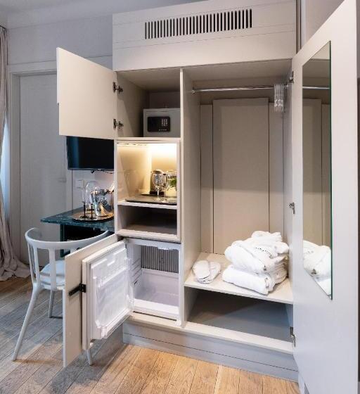 استودیوی لوکس, Redstone Apartments