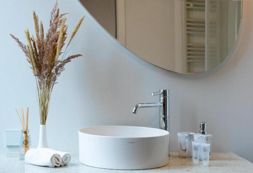 استودیوی لوکس, Redstone Apartments