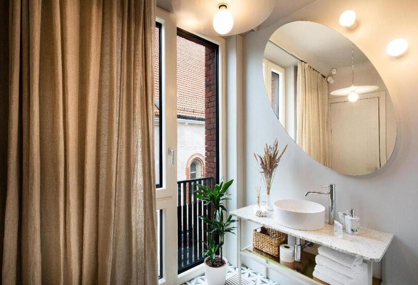 استودیوی لوکس, Redstone Apartments