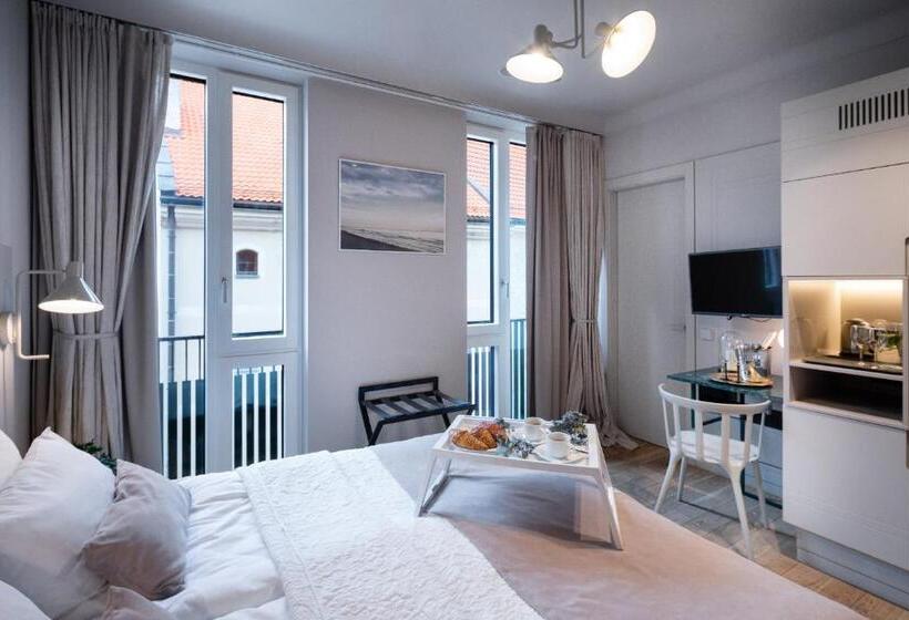 استودیوی لوکس, Redstone Apartments