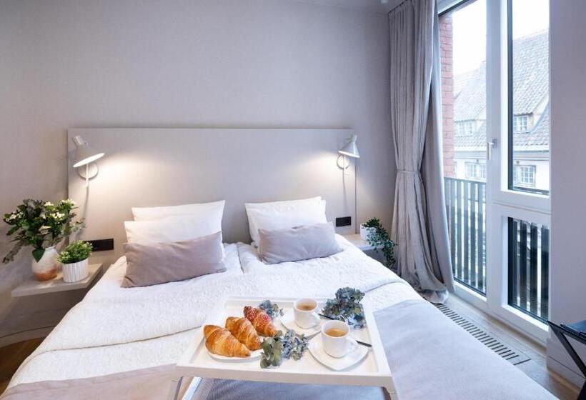 استودیوی لوکس, Redstone Apartments