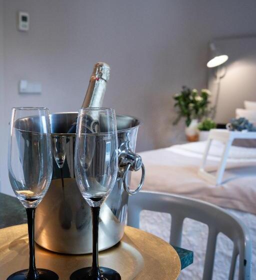 استودیوی لوکس, Redstone Apartments