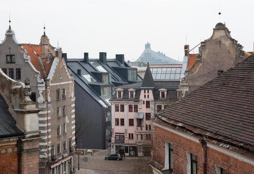 سوئیت پرزیدنت, Redstone Apartments