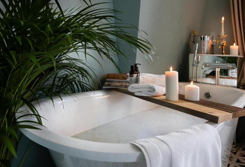 سوئیت پرزیدنت, Redstone Apartments