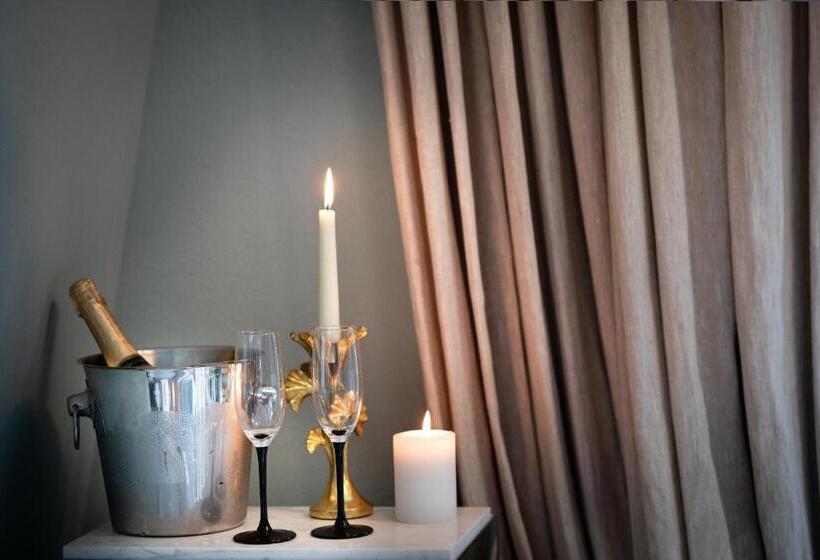 سوئیت پرزیدنت, Redstone Apartments