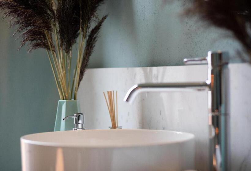 سوئیت پرزیدنت, Redstone Apartments