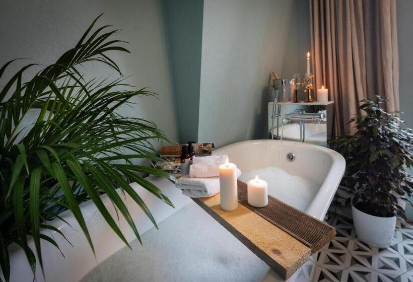 سوئیت پرزیدنت, Redstone Apartments