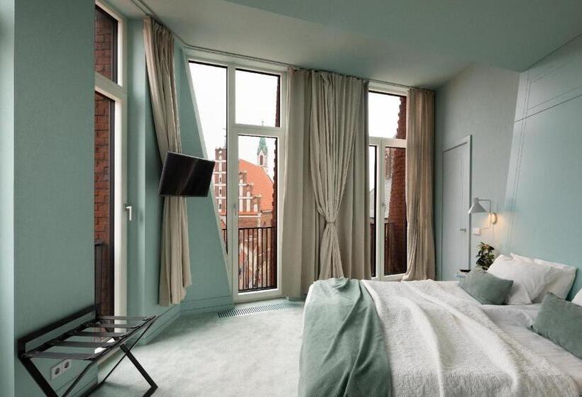 سوئیت پرزیدنت, Redstone Apartments