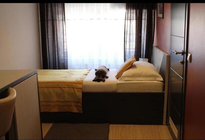 اتاق استاندارد یک نفره, Motel Korzo