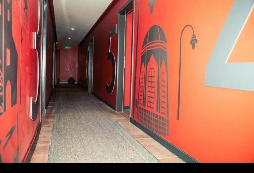 اتاق خانوادگی, Motel Korzo