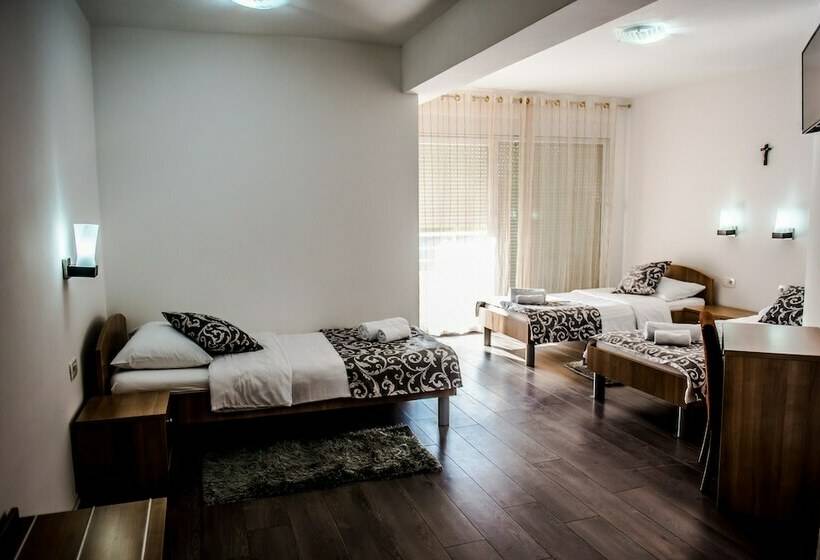 اتاق استاندارد سه نفره, Villa Monako