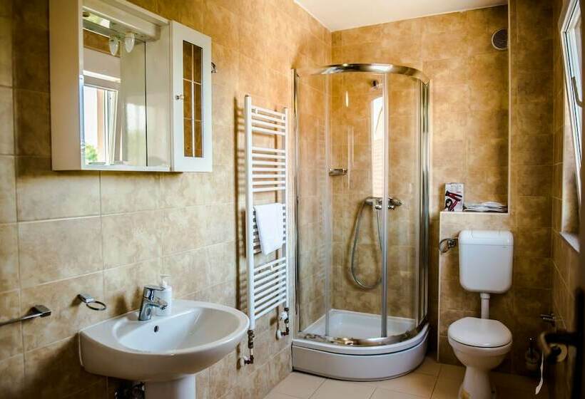 اتاق استاندارد سه نفره, Villa Monako