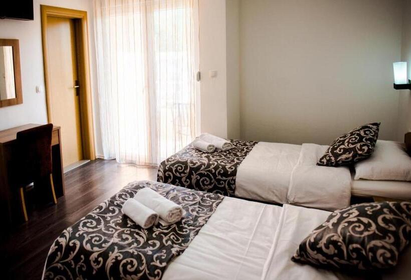 اتاق استاندارد سه نفره, Villa Monako