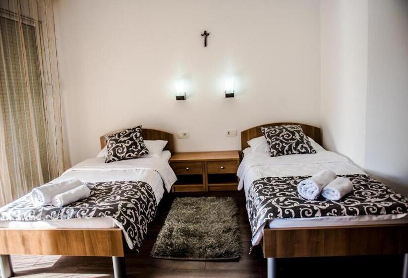 اتاق استاندارد سه نفره, Villa Monako