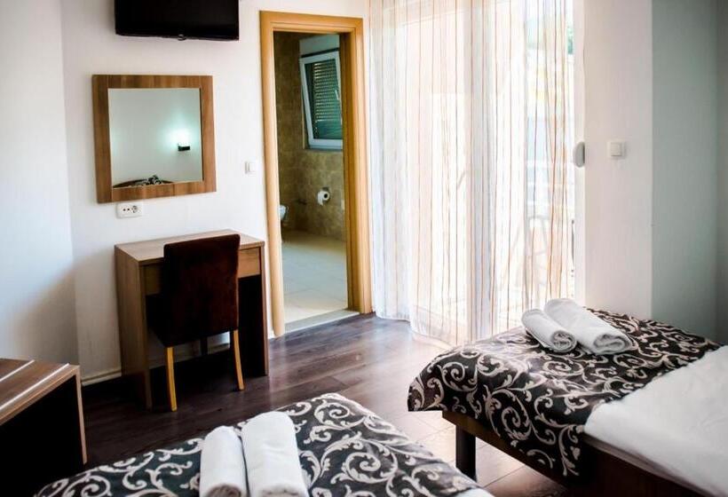 اتاق استاندارد سه نفره, Villa Monako