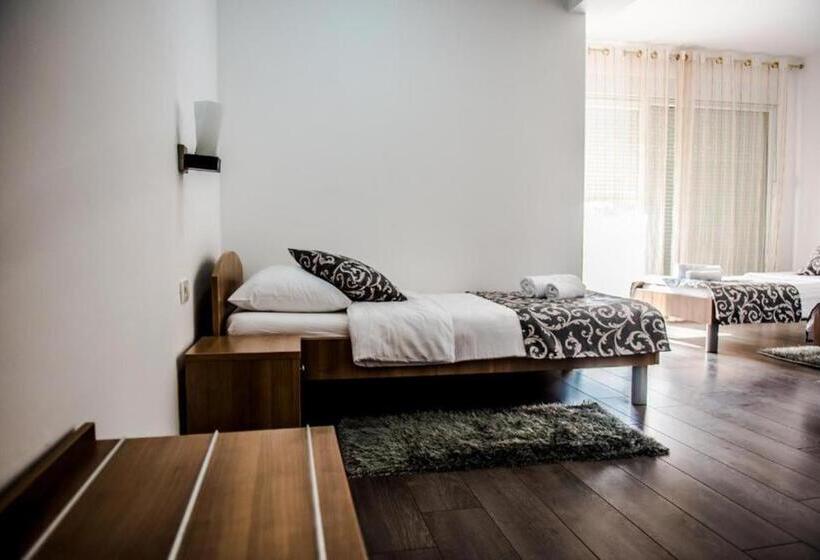 اتاق استاندارد سه نفره, Villa Monako