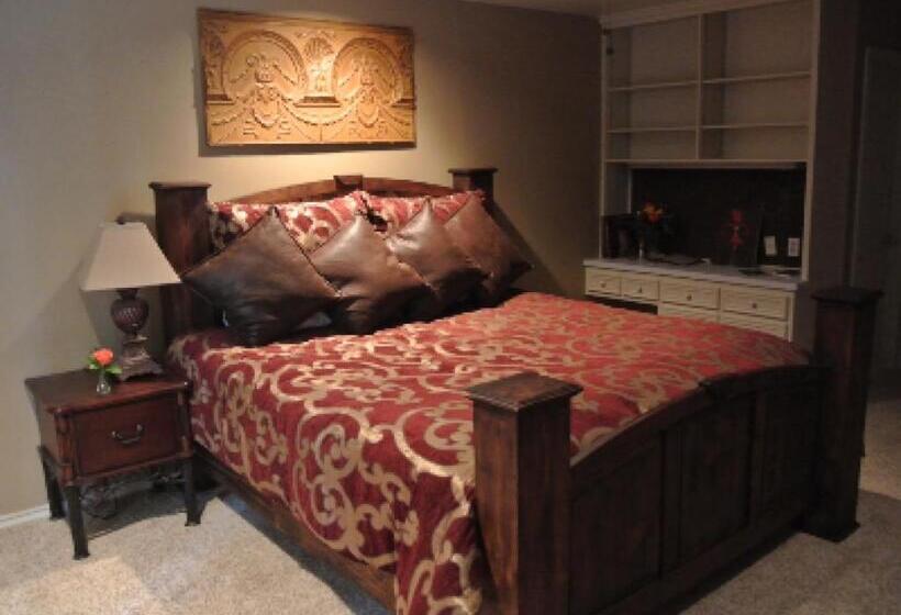 带大床的豪华间, Live Oaks Bed And Breakfast