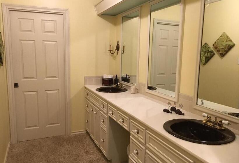 带阳台标准四人间, Live Oaks Bed And Breakfast