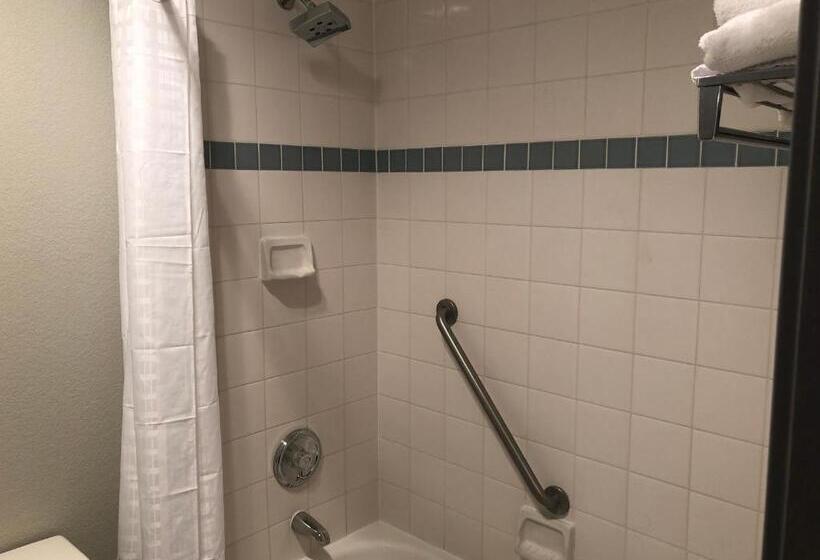 غرفة قياسية سرير ملكى لذوى الإحتياجات الخاصة, Baymont By Wyndham Moses Lake