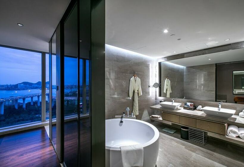 חדר ביזנס, Hualuxe Xiamen Haicang Habour View   An Ihg