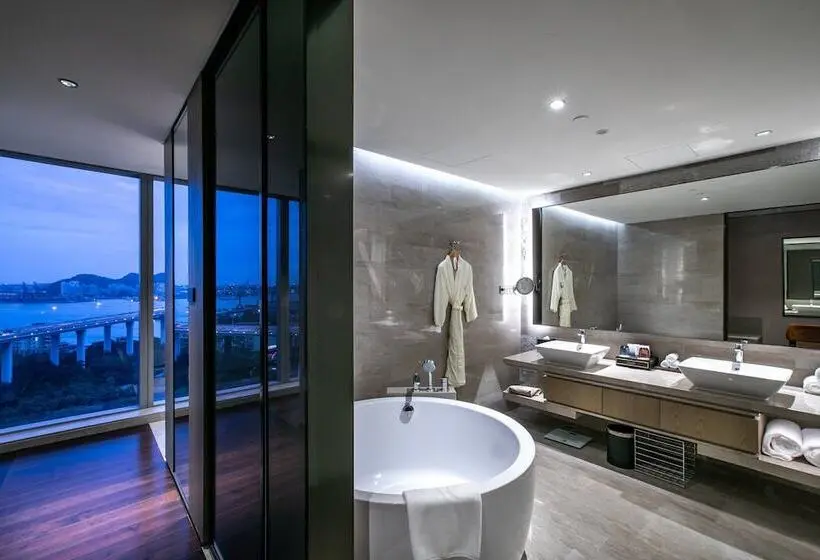 景色の見えるダブルベッドスタンダードルーム, Hualuxe Xiamen Haicang Habour View An Ihg