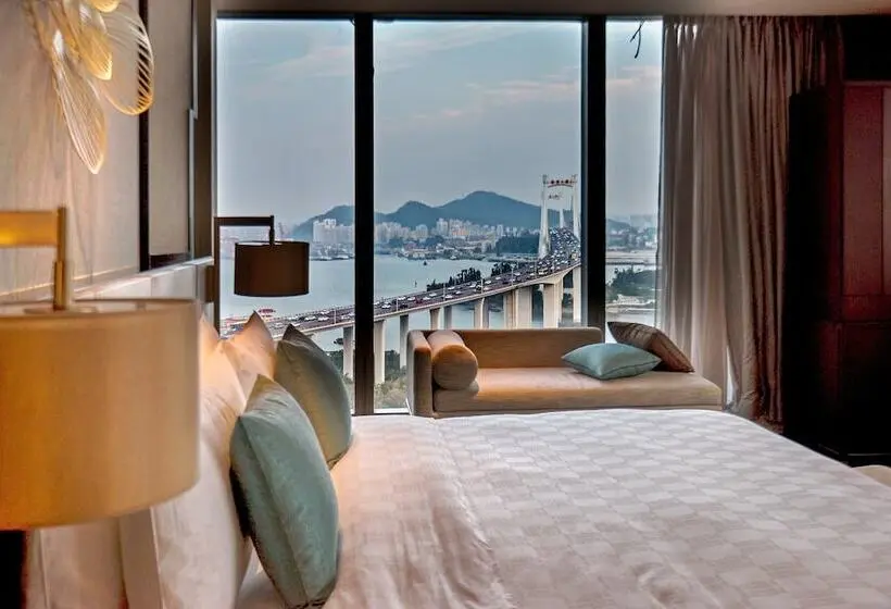 景色の見えるダブルベッドスタンダードルーム, Hualuxe Xiamen Haicang Habour View An Ihg