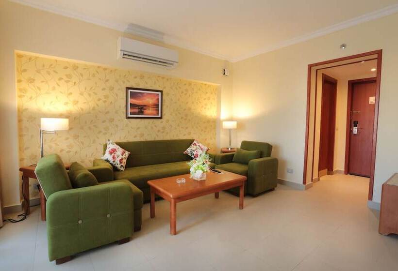 سوییت جونیور, The Grand Plaza Hotel Smouha
