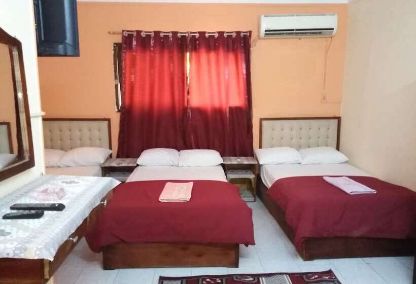 اتاق استاندارد سه نفره, New Palace