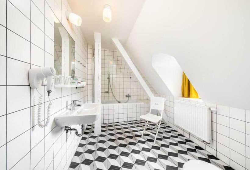 חדר סטנדרט לשלושה עם מרפסת, Boutique Hotel Villa Beatika