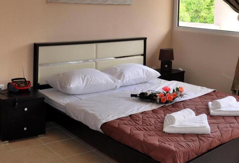 דירת שני חדרים, Golden Beach